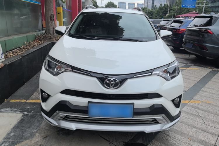 Used Toyota RAV4 2015 2.0L CVT Two-Wheel Drive Fashion Edition Front