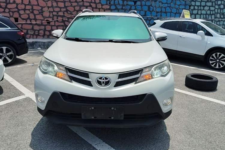Used Toyota RAV4 2015 2.0L CVT Two-Wheel Drive Fashion Edition Front