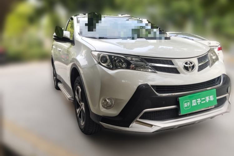 Used Toyota RAV4 2015 2.0L CVT Two-Wheel Drive Fashion Edition Front Right 45 Deg
