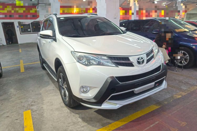 Used Toyota RAV4 2015 2.0L CVT Two-Wheel Drive Fashion Edition Front Right 45 Deg