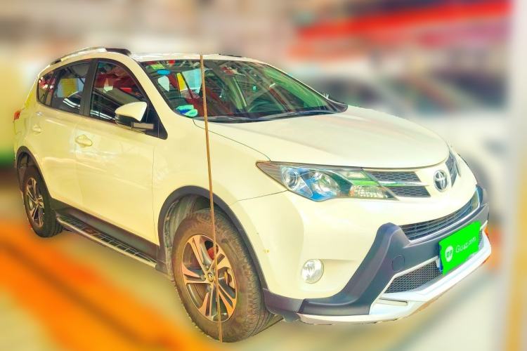 Used Toyota RAV4 2015 2.0L CVT Two-Wheel Drive Fashion Edition Front Right 45 Deg