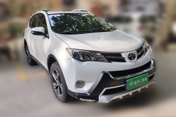 Used Toyota RAV4 2015 2.0L CVT Two-Wheel Drive Fashion Edition Front Right 45 Deg