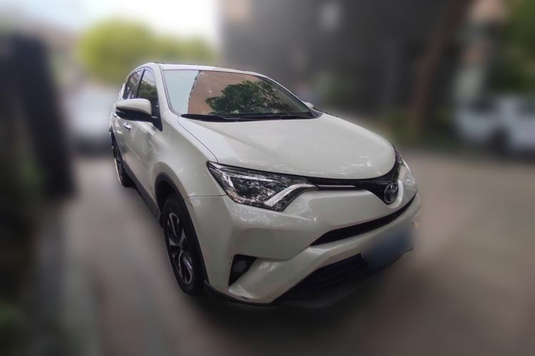 Used Toyota RAV4 2015 2.0L CVT Two-Wheel Drive Fashion Edition Front Right 45 Deg