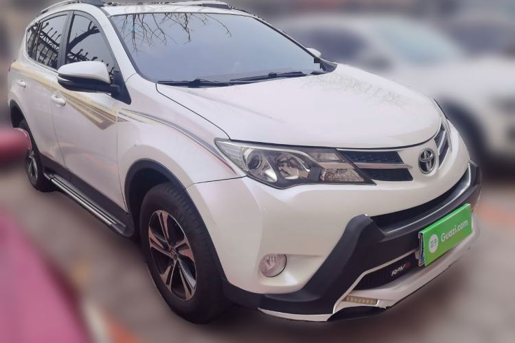 Used Toyota RAV4 2015 2.0L CVT Two-Wheel Drive Fashion Edition Front Right 45 Deg
