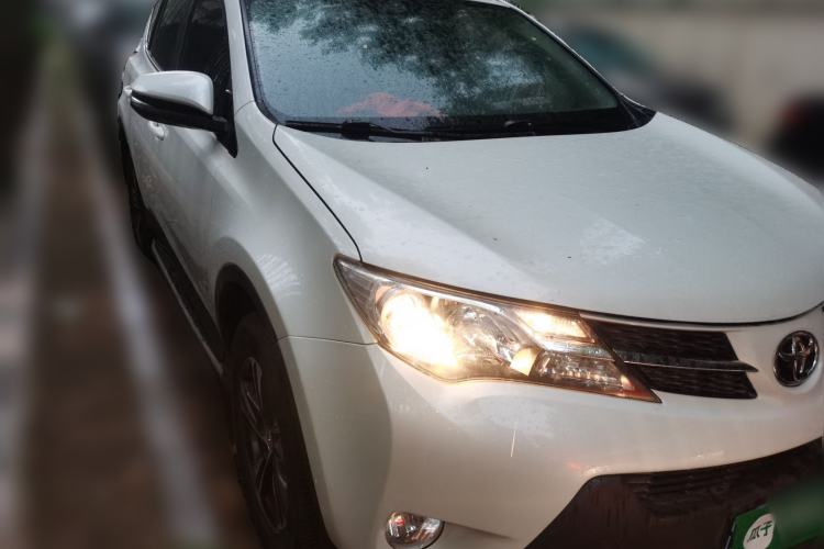 Used Toyota RAV4 2015 2.0L CVT Two-Wheel Drive Fashion Edition Front Right 45 Deg