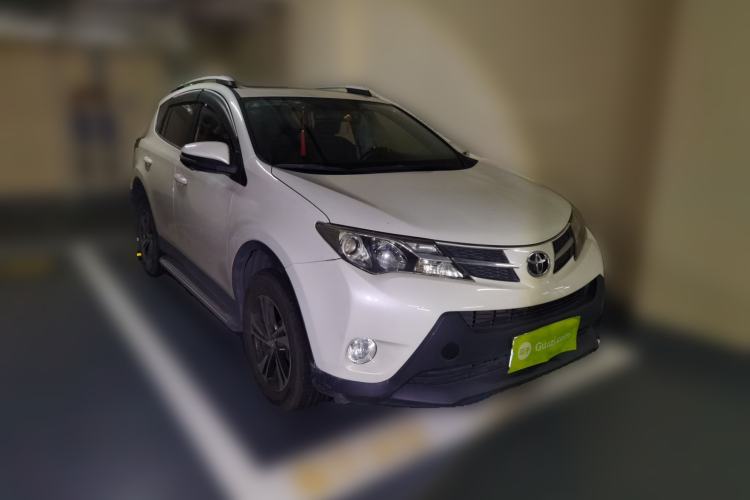 Used Toyota RAV4 2015 2.0L CVT Two-Wheel Drive Fashion Edition Front Right 45 Deg