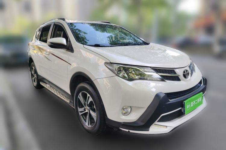 Used Toyota RAV4 2015 2.0L CVT Two-Wheel Drive Fashion Edition Front Right 45 Deg