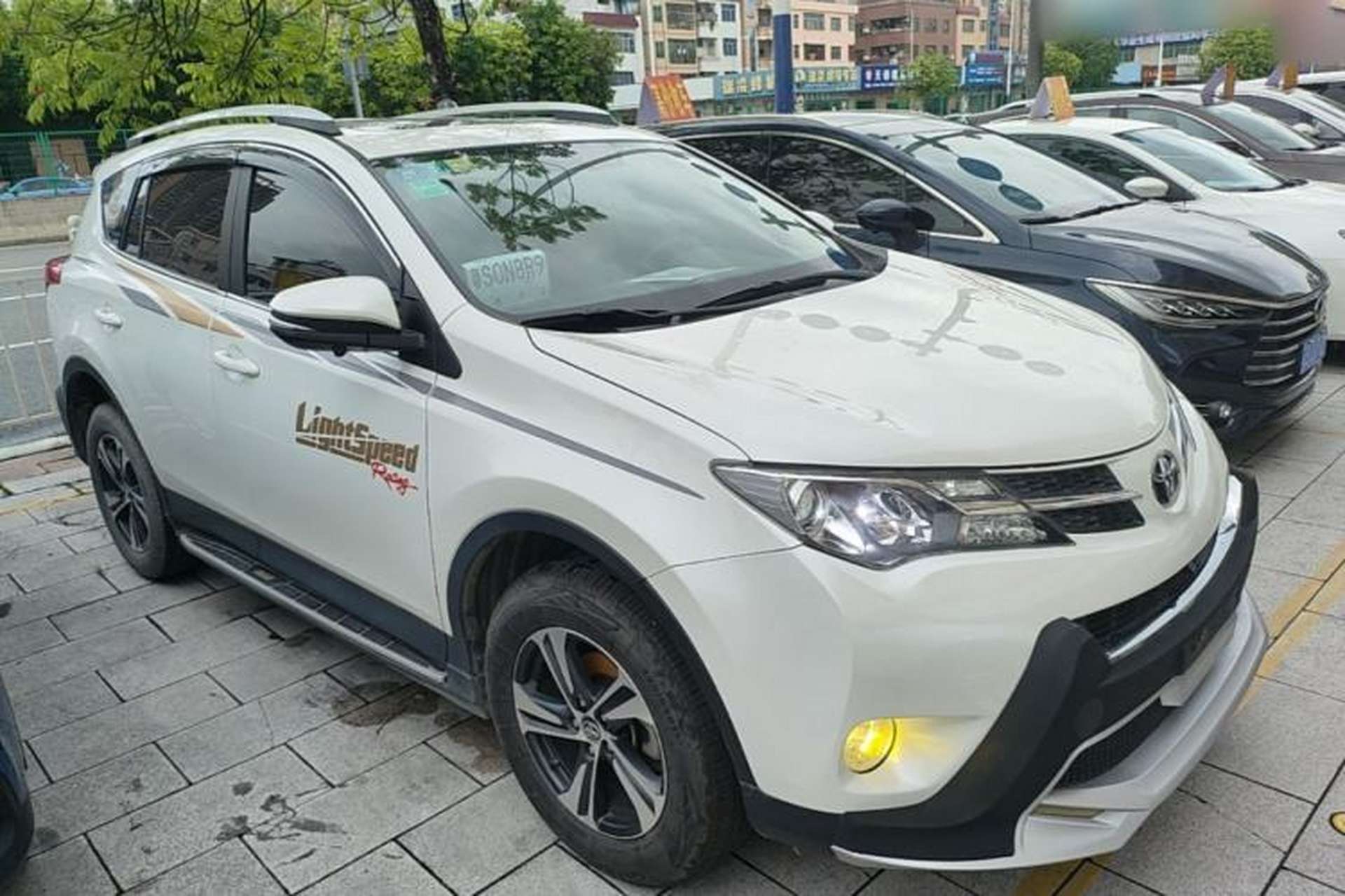 Used Toyota RAV4 2015 2.0L CVT Two-Wheel Drive Fashion Edition Front Right 45 Deg