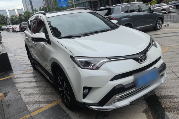 Used Toyota RAV4 2015 2.0L CVT Two-Wheel Drive Fashion Edition Front Right 45 Deg