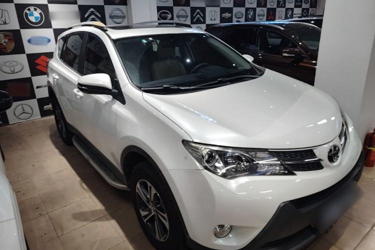 Used Toyota RAV4 2015 2.0L CVT Two-Wheel Drive Fashion Edition Front Right 45 Deg