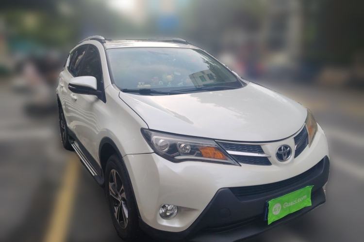 Used Toyota RAV4 2015 2.0L CVT Two-Wheel Drive Fashion Edition Front Right 45 Deg