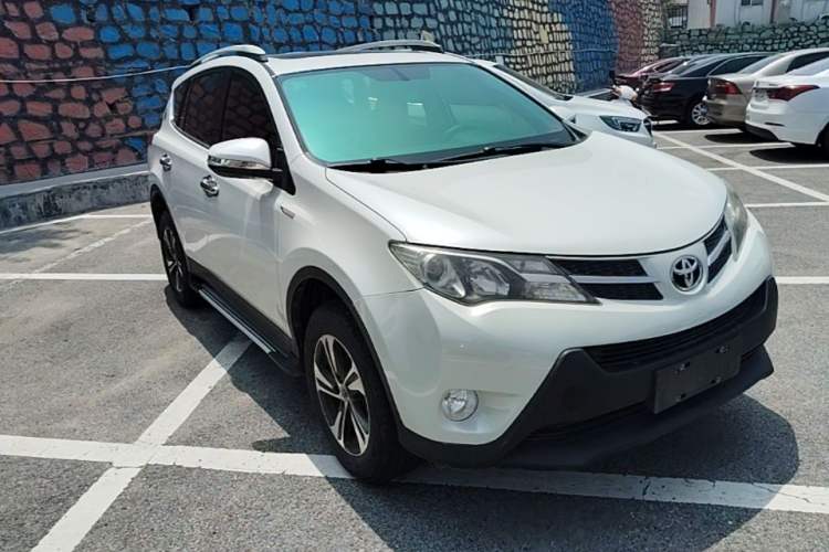 Used Toyota RAV4 2015 2.0L CVT Two-Wheel Drive Fashion Edition Front Right 45 Deg