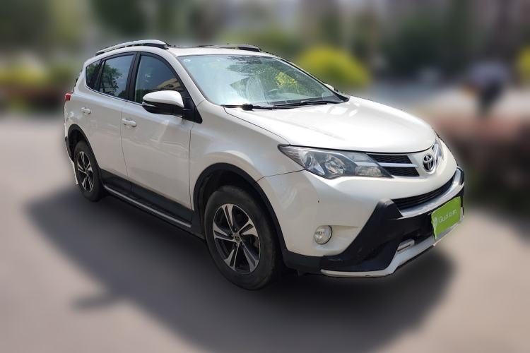 Used Toyota RAV4 2015 2.0L CVT Two-Wheel Drive Fashion Edition Front Right 45 Deg