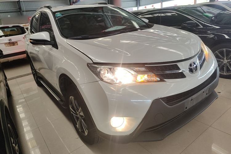 Used Toyota RAV4 2015 2.0L CVT Two-Wheel Drive Fashion Edition Front Right 45 Deg