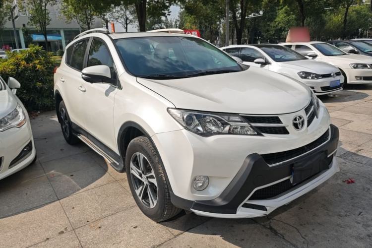 Used Toyota RAV4 2015 2.0L CVT Two-Wheel Drive Fashion Edition Front Right 45 Deg