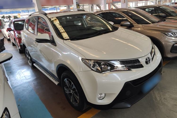 Used Toyota RAV4 2015 2.0L CVT Two-Wheel Drive Fashion Edition Front Right 45 Deg