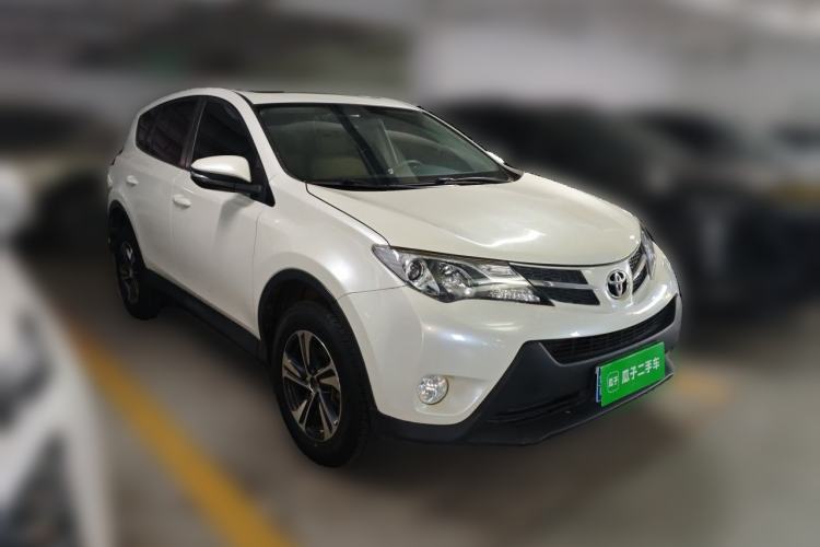Used Toyota RAV4 2015 2.0L CVT Two-Wheel Drive Fashion Edition Front Right 45 Deg
