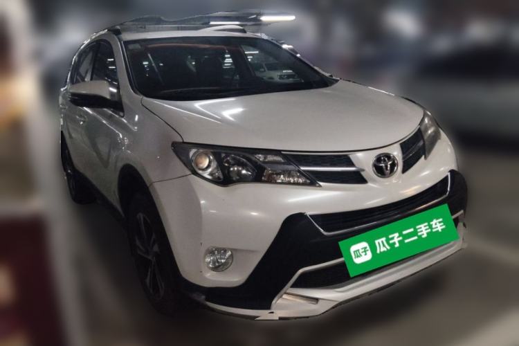 Used Toyota RAV4 2015 2.0L CVT Two-Wheel Drive Fashion Edition Front Right 45 Deg