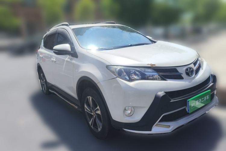 Used Toyota RAV4 2015 2.0L CVT Two-Wheel Drive Fashion Edition Front Right 45 Deg