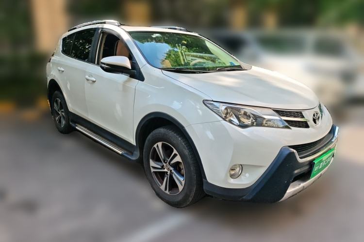 Used Toyota RAV4 2015 2.0L CVT Two-Wheel Drive Fashion Edition Front Right 45 Deg