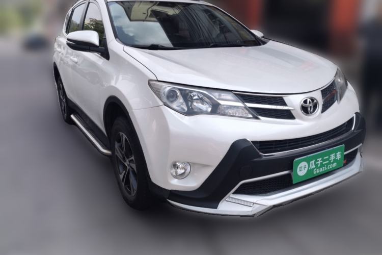 Used Toyota RAV4 2015 2.0L CVT Two-Wheel Drive Fashion Edition Front Right 45 Deg