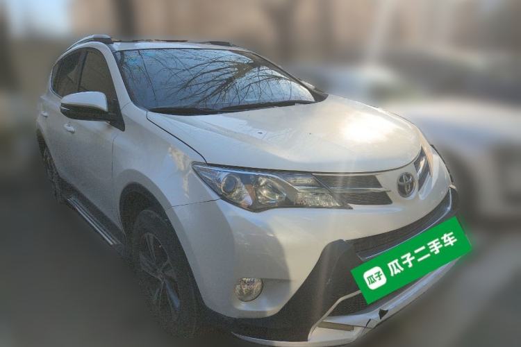 Used Toyota RAV4 2015 2.0L CVT Two-Wheel Drive Fashion Edition Front Right 45 Deg