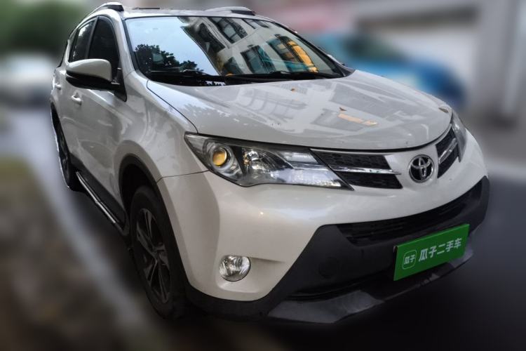 Used Toyota RAV4 2015 2.0L CVT Two-Wheel Drive Fashion Edition Front Right 45 Deg