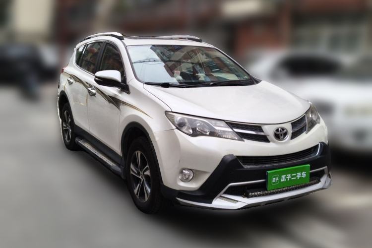Used Toyota RAV4 2015 2.0L CVT Two-Wheel Drive Fashion Edition Front Right 45 Deg
