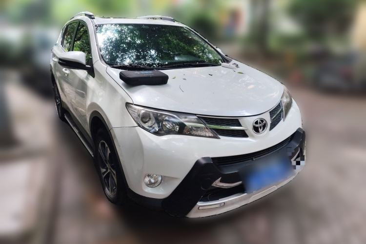 Used Toyota RAV4 2015 2.0L CVT Two-Wheel Drive Fashion Edition Front Right 45 Deg