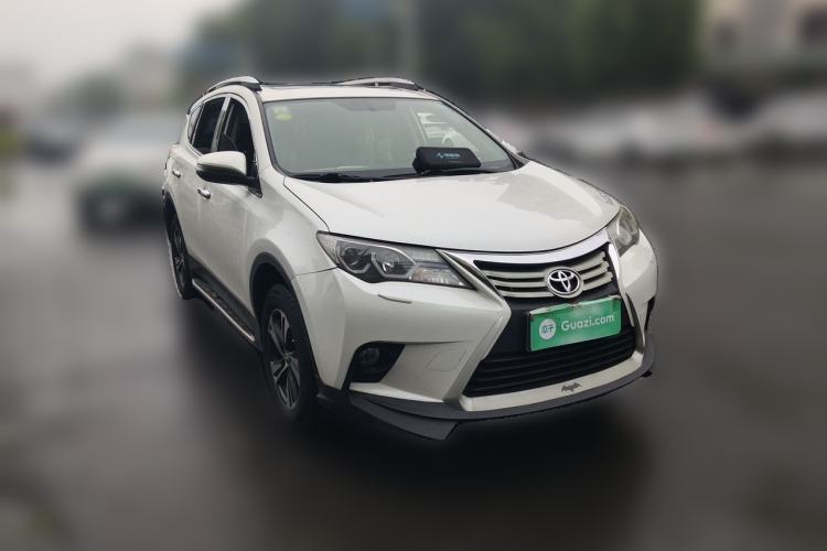 Used Toyota RAV4 2015 2.0L CVT Two-Wheel Drive Fashion Edition Front Right 45 Deg