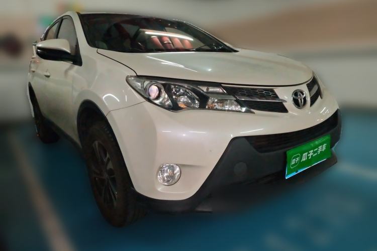 Used Toyota RAV4 2015 2.0L CVT Two-Wheel Drive Fashion Edition Front Right 45 Deg