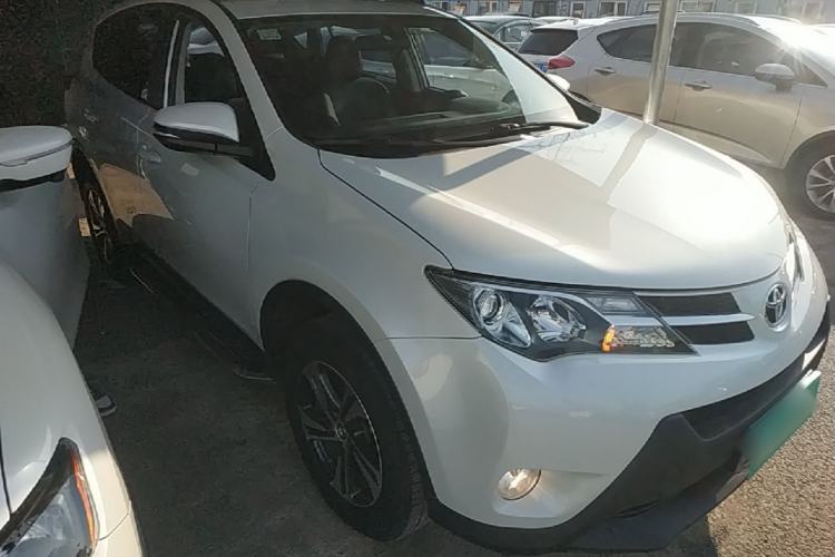 Used Toyota RAV4 2015 2.0L CVT Two-Wheel Drive Fashion Edition Front Right 45 Deg