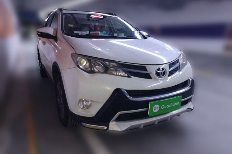 Used Toyota RAV4 2015 2.0L CVT Two-Wheel Drive Fashion Edition Front Right 45 Deg