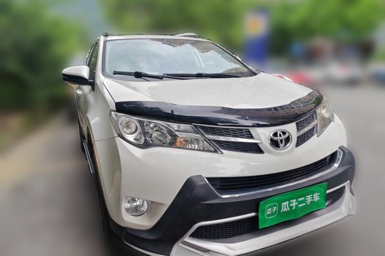 Used Toyota RAV4 2015 2.0L CVT Two-Wheel Drive Fashion Edition Front Right 45 Deg