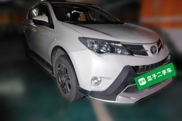 Used Toyota RAV4 2015 2.0L CVT Two-Wheel Drive Fashion Edition Front Right 45 Deg