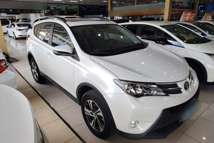 Used Toyota RAV4 2015 2.0L CVT Two-Wheel Drive Fashion Edition Front Right 45 Deg