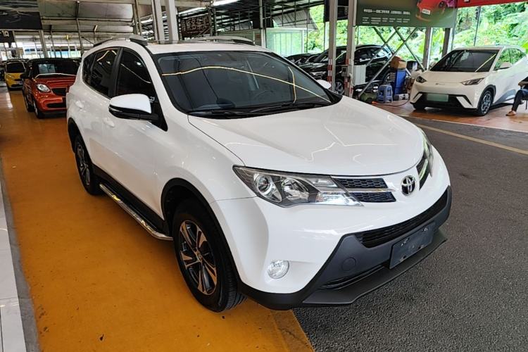 Used Toyota RAV4 2015 2.0L CVT Two-Wheel Drive Fashion Edition Front Right 45 Deg