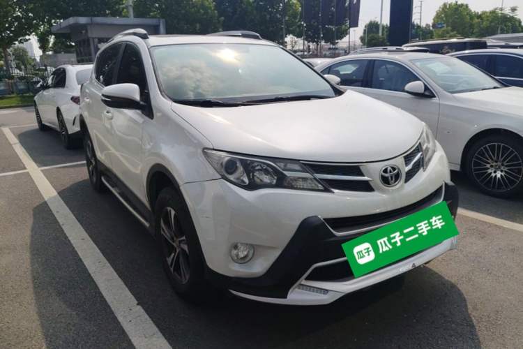 Used Toyota RAV4 2015 2.0L CVT Two-Wheel Drive Fashion Edition Front Right 45 Deg