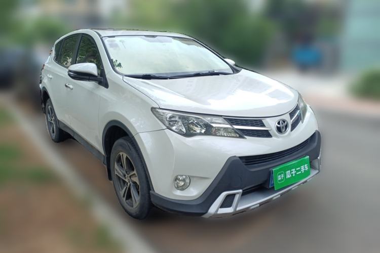 Used Toyota RAV4 2015 2.0L CVT Two-Wheel Drive Fashion Edition Front Right 45 Deg