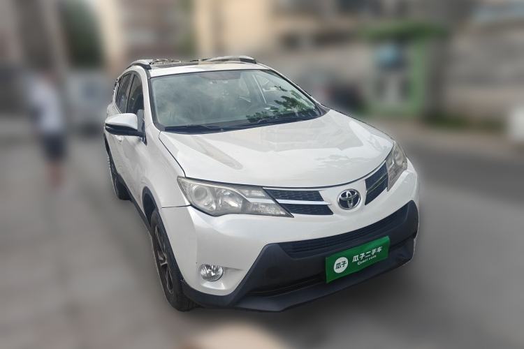 Used Toyota RAV4 2015 2.0L CVT Two-Wheel Drive Fashion Edition Front Right 45 Deg
