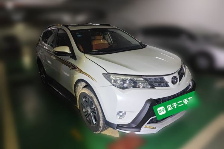 Used Toyota RAV4 2015 2.0L CVT Two-Wheel Drive Fashion Edition Front Right 45 Deg