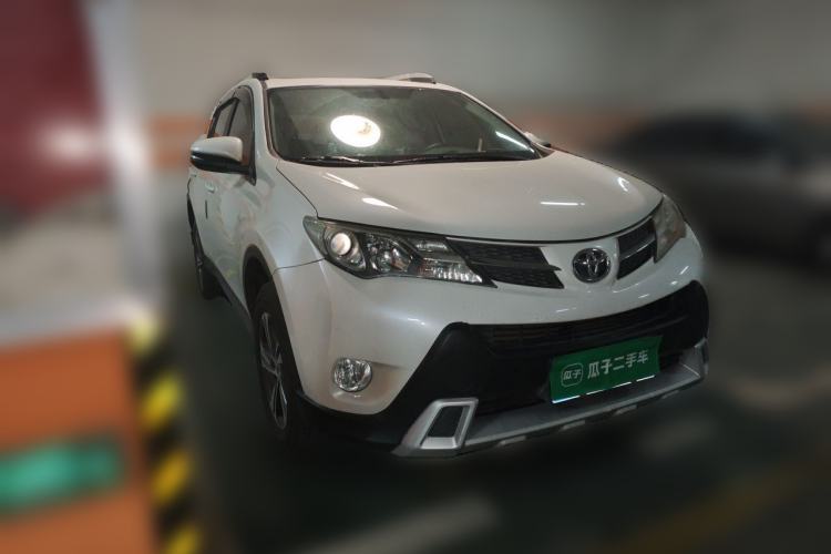Used Toyota RAV4 2015 2.0L CVT Two-Wheel Drive Fashion Edition Front Right 45 Deg