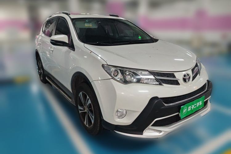 Used Toyota RAV4 2015 2.0L CVT Two-Wheel Drive Fashion Edition Front Right 45 Deg