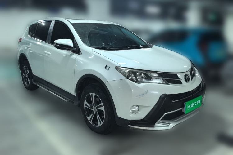 Used Toyota RAV4 2015 2.0L CVT Two-Wheel Drive Fashion Edition Front Right 45 Deg