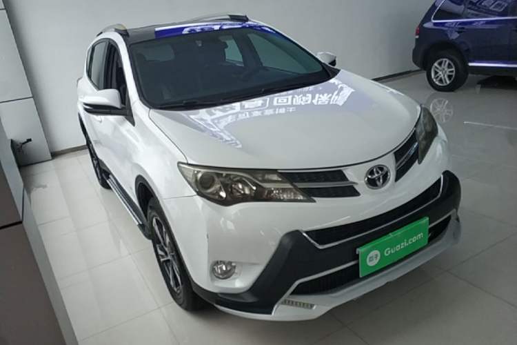 Used Toyota RAV4 2015 2.0L CVT Two-Wheel Drive Fashion Edition Front Right 45 Deg