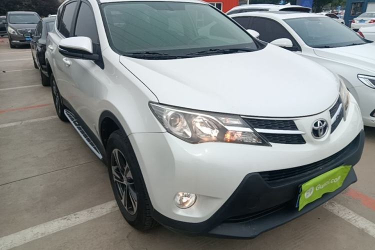 Used Toyota RAV4 2015 2.0L CVT Two-Wheel Drive Fashion Edition Front Right 45 Deg