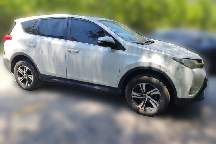 Used Toyota RAV4 2015 2.0L CVT Two-Wheel Drive Fashion Edition Front Right 45 Deg