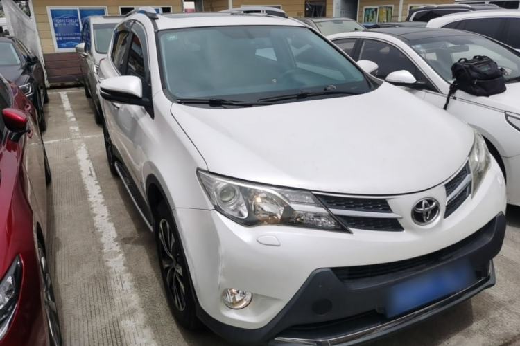 Used Toyota RAV4 2015 2.5L Automatic 4x4 Luxury Edition Front Right 45 Deg