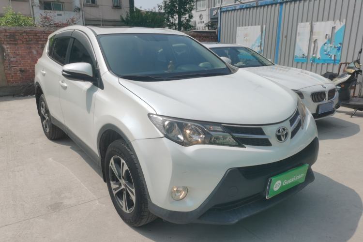 Used Toyota RAV4 2015 2.0L CVT Two-Wheel Drive Fashion Edition Front Right 45 Deg
