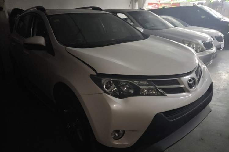 Used Toyota RAV4 2015 2.0L CVT Two-Wheel Drive Fashion Edition Front Right 45 Deg